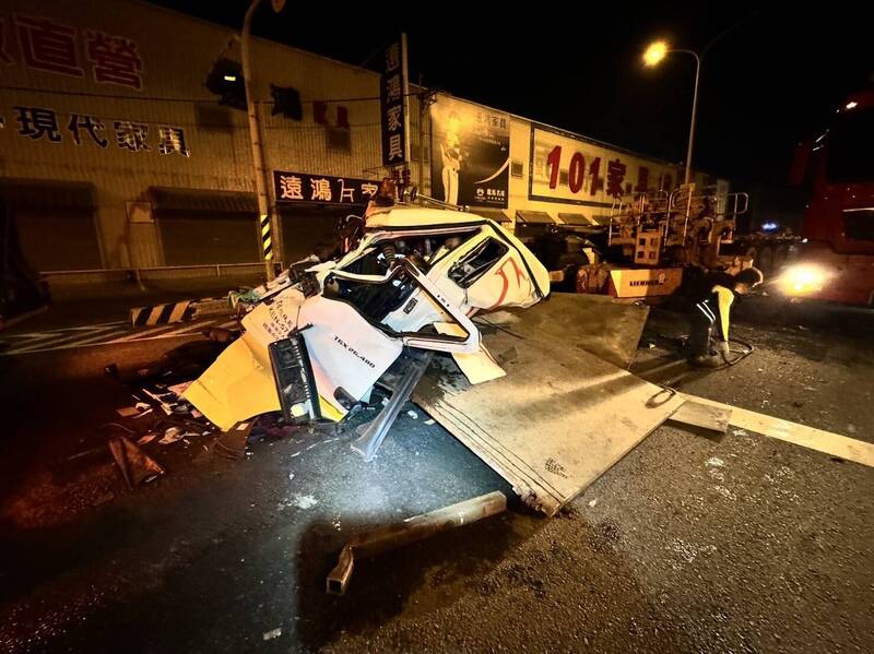台61線西濱快速道路鳳鼻尾隧道北上入口處，1輛拖板車疑似煞車不及，撞上等紅燈的砂石車，導致劉姓砂石車司機傷重不治身亡。圖／消防局提供