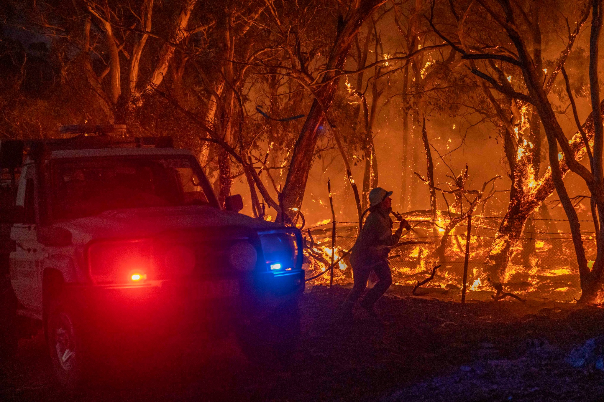 澳洲森林大火延燒超過90天。圖/取自維多利亞省緊急救助部門《臉書》官方粉專