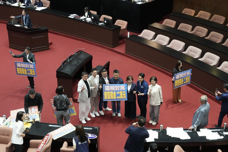 國民黨團「普發現金2萬」特別條例逕付二讀　力拚年底前立法、發放