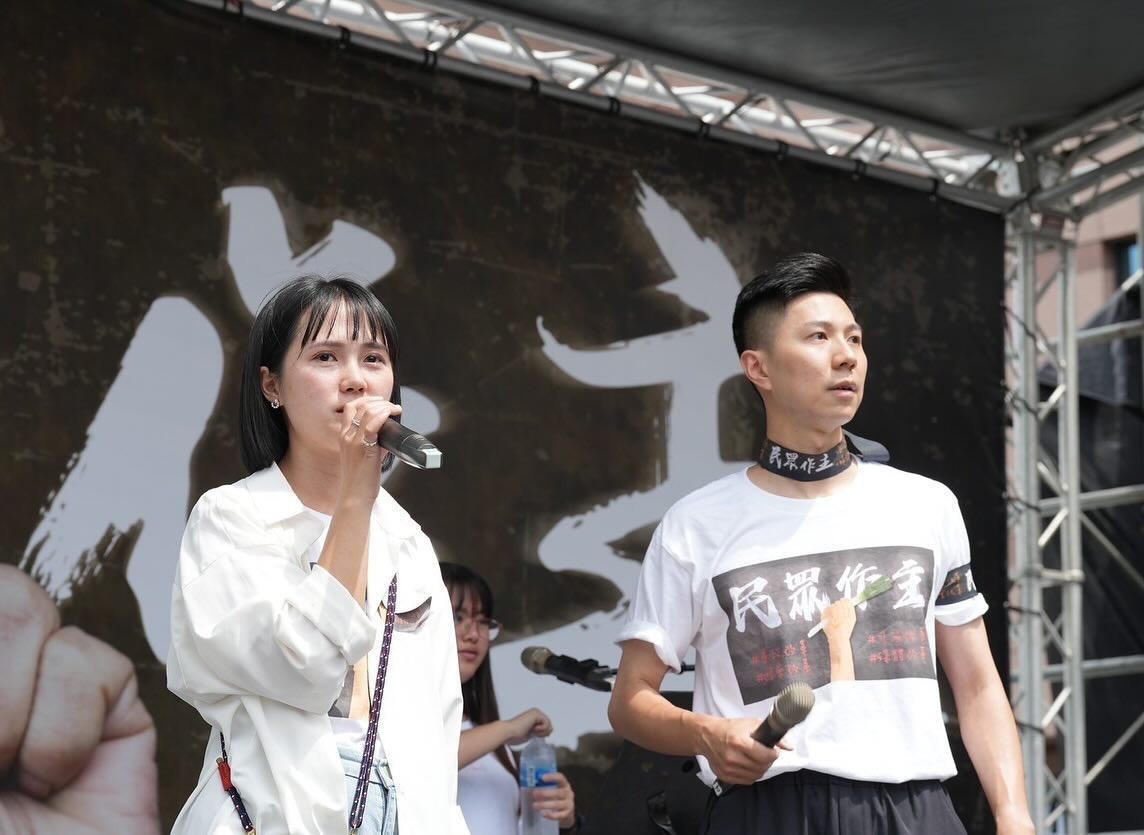 民進黨立法院黨團總召柯建銘抨擊藍白是中國的附隨組織，對此，民眾黨發言人吳怡萱（左）表示，民進黨跟共產黨還真像。圖/取自吳怡萱臉書