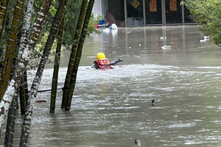 颱風米克拉外圍環流影響，台南市25日雨勢明顯，菜寮溪暴漲，南化區中坑里水淹逾1公尺，有人員受困，消防搶救並協助撤離中。圖/台南市政府提供、中央社
