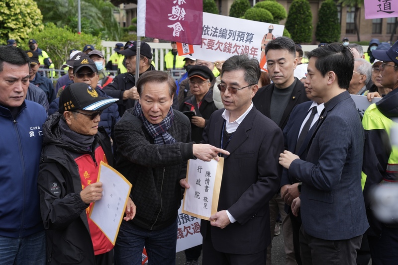 藍委偕退休警消赴政院　籲依法編列退撫預算「別欠過年」