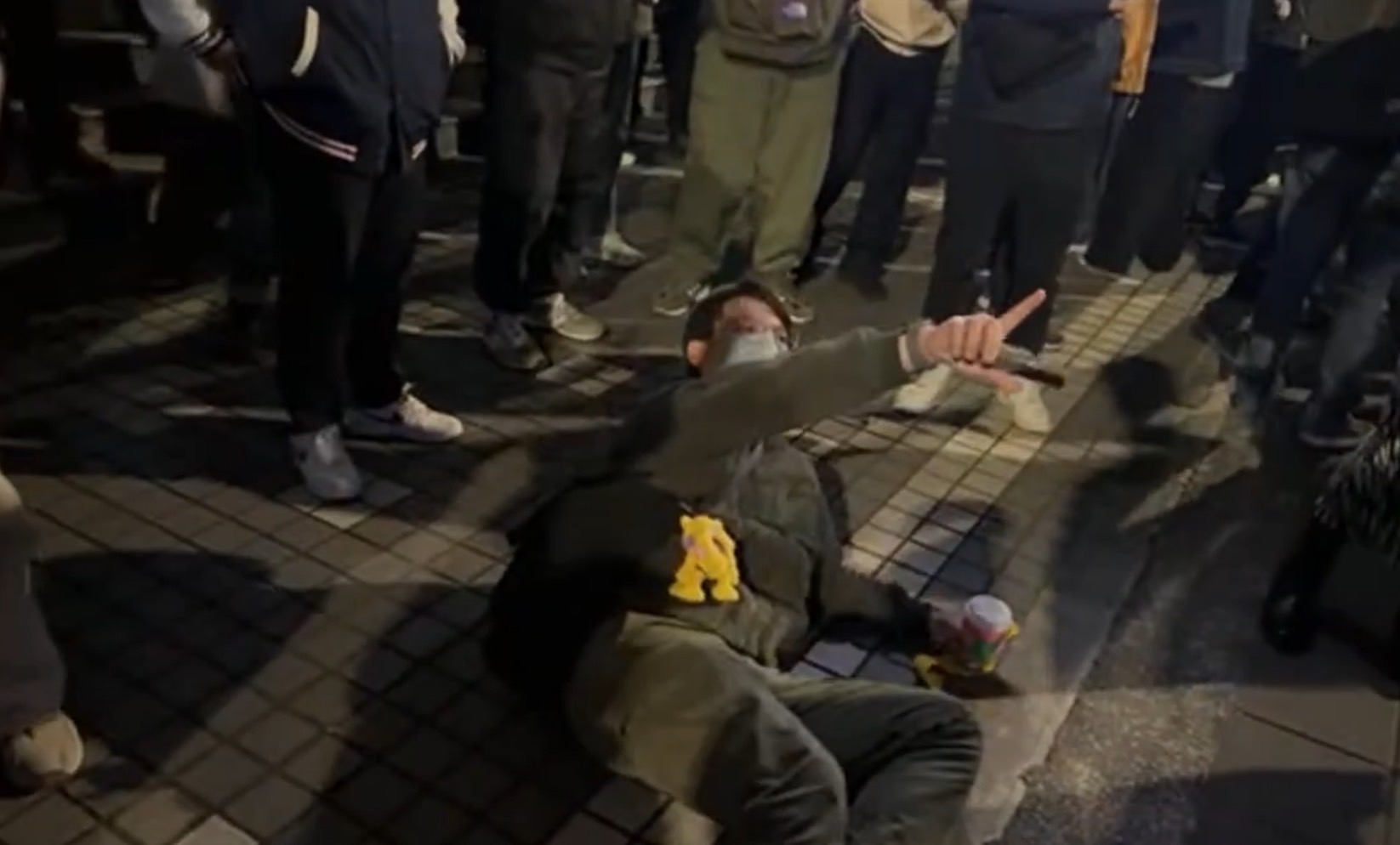 一位青鳥突然自摔並指控一旁的YouTuber柳傑克推倒他。圖/取自我是柳傑克Youtube