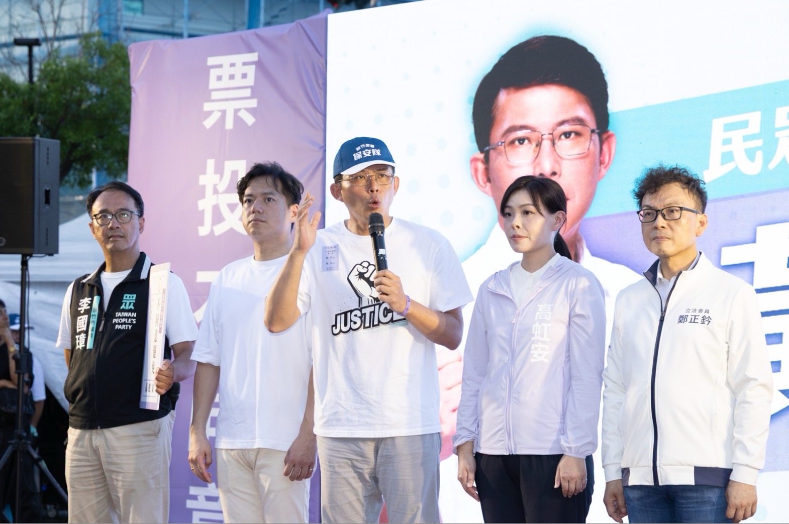 民眾黨主席黃國昌（中）赴新竹宣傳反罷免，左二為代理新竹市長邱臣遠，右二為新竹市長高虹安。圖/取自高虹安臉書