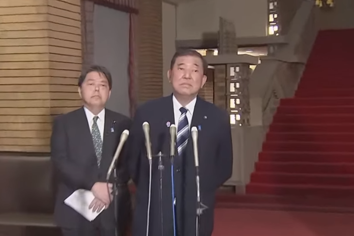 日本首相石破茂（中）與川普通話後回答媒體問題。圖/取自FNNプライムオンライン《YouTube》官方頻道