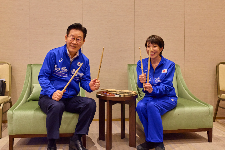 兩人現場演奏知名韓團BTS的〈Dynamite〉、動畫電影《K-pop獵魔女團》主題曲〈Golden〉。圖/取自李在明 X