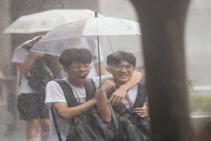 今各地炎熱，午後堤防雷陣雨。圖/取自中央社
