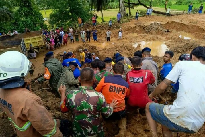 印尼國家救援組織（橘色上衣者）在現場搶救災民。圖/取自KAILASA's SPH NITHYANANDA《推特》