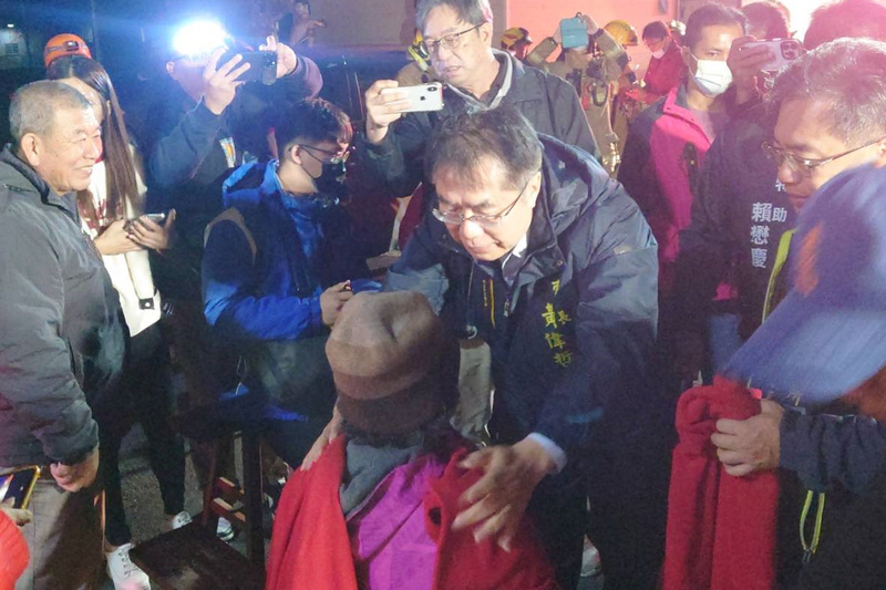 台南市長黃偉哲慰問楠西區地震受災戶。圖/中央社