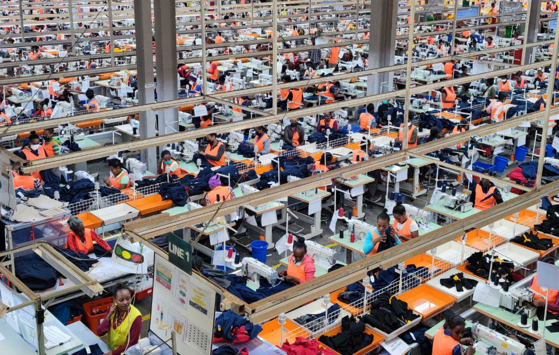 位於賴索托的台商宏遠（興業）紡識也受到不小影響，目前470部縫紉機停了20%左右。圖為宏遠紡織在賴國的廠房。圖／取自宏遠號業