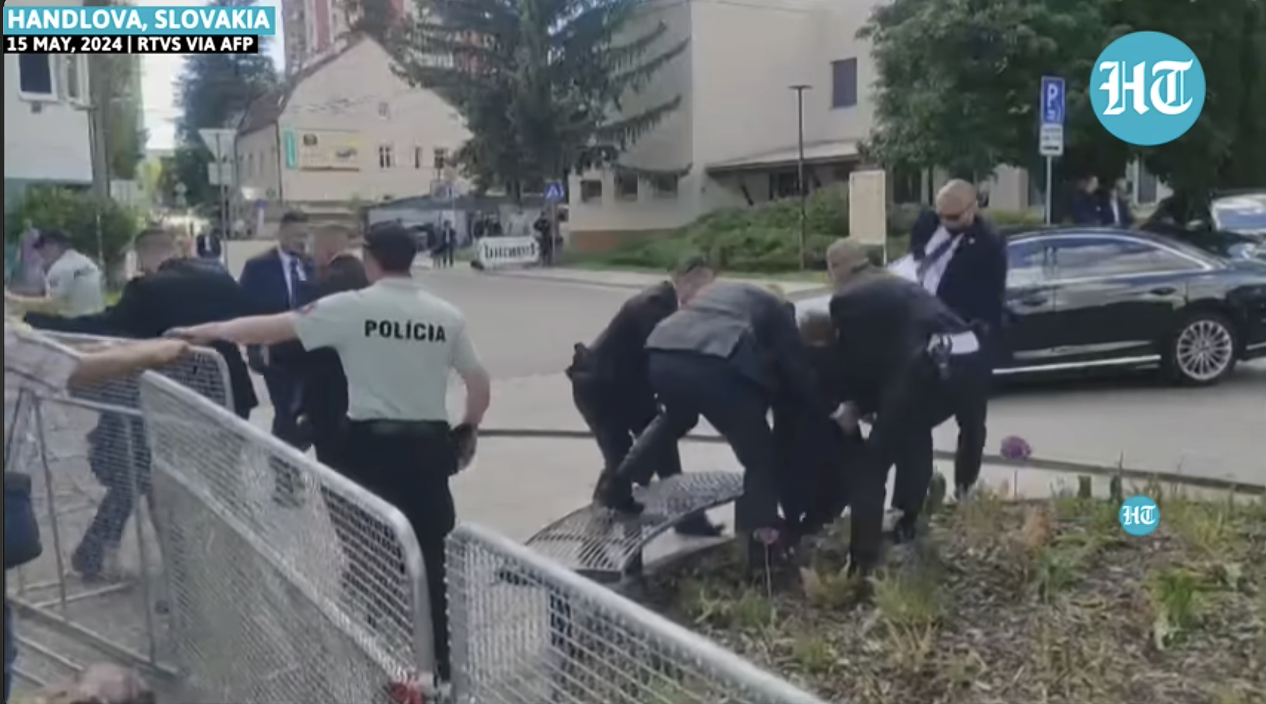 丹麥總理佛瑞德里克森遇襲後，被隨扈護送上車送醫。圖/翻攝自Hindustan Times YouTube頻道