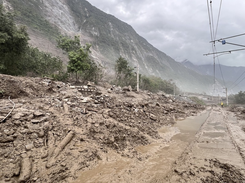 受颱風凱米影響，花蓮往台北方向鐵公路因土石流中斷，台鐵北迴線（和仁=崇德間）有多處落石坍方，持續清除中。 （交通部提供） 圖／中央社