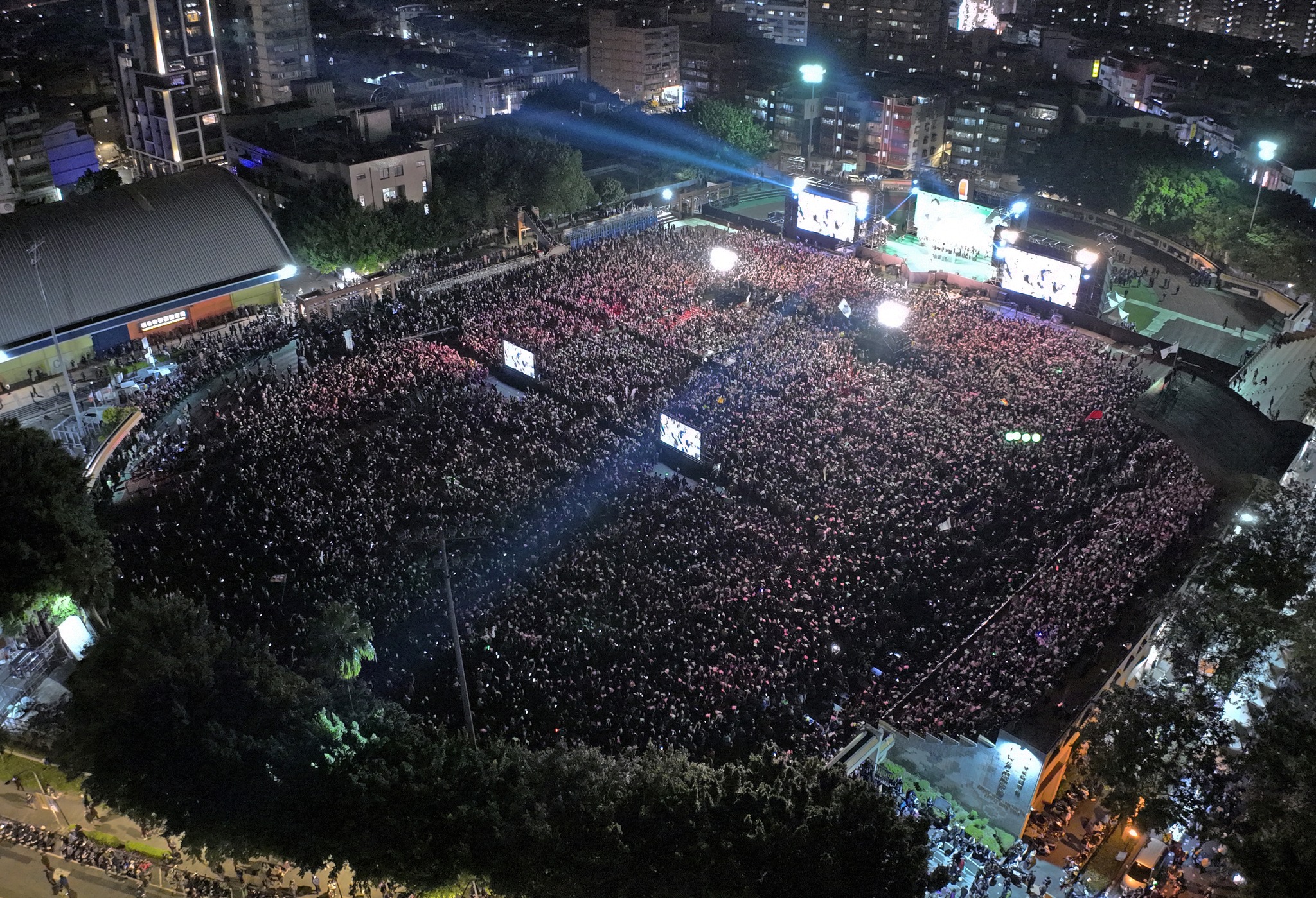 民進黨12日晚間選前之夜造勢晚會在新北市板橋區登場。圖/取自賴清德臉書