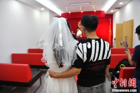 現今大陸大齡單身人士多，因而遭騙婚集團盯上。圖為示意。圖/取自中新社