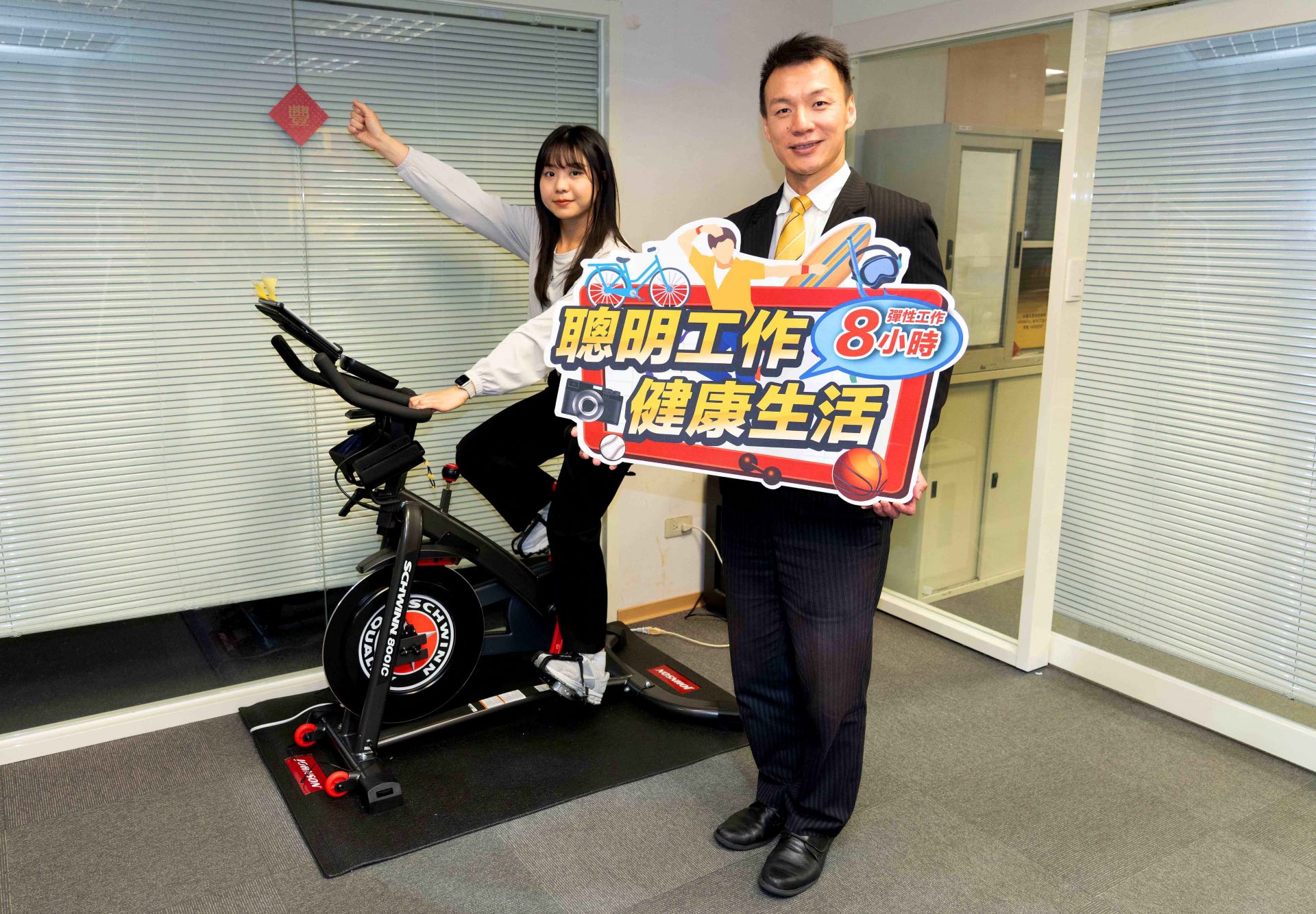 永慶房屋持續擴大徵才，提供業務新人首年72萬保障收入，搭配「彈性工作8小時」、「月排休最高10天」等福利制度，讓工作與生活更加平衡。圖/永慶房屋提供