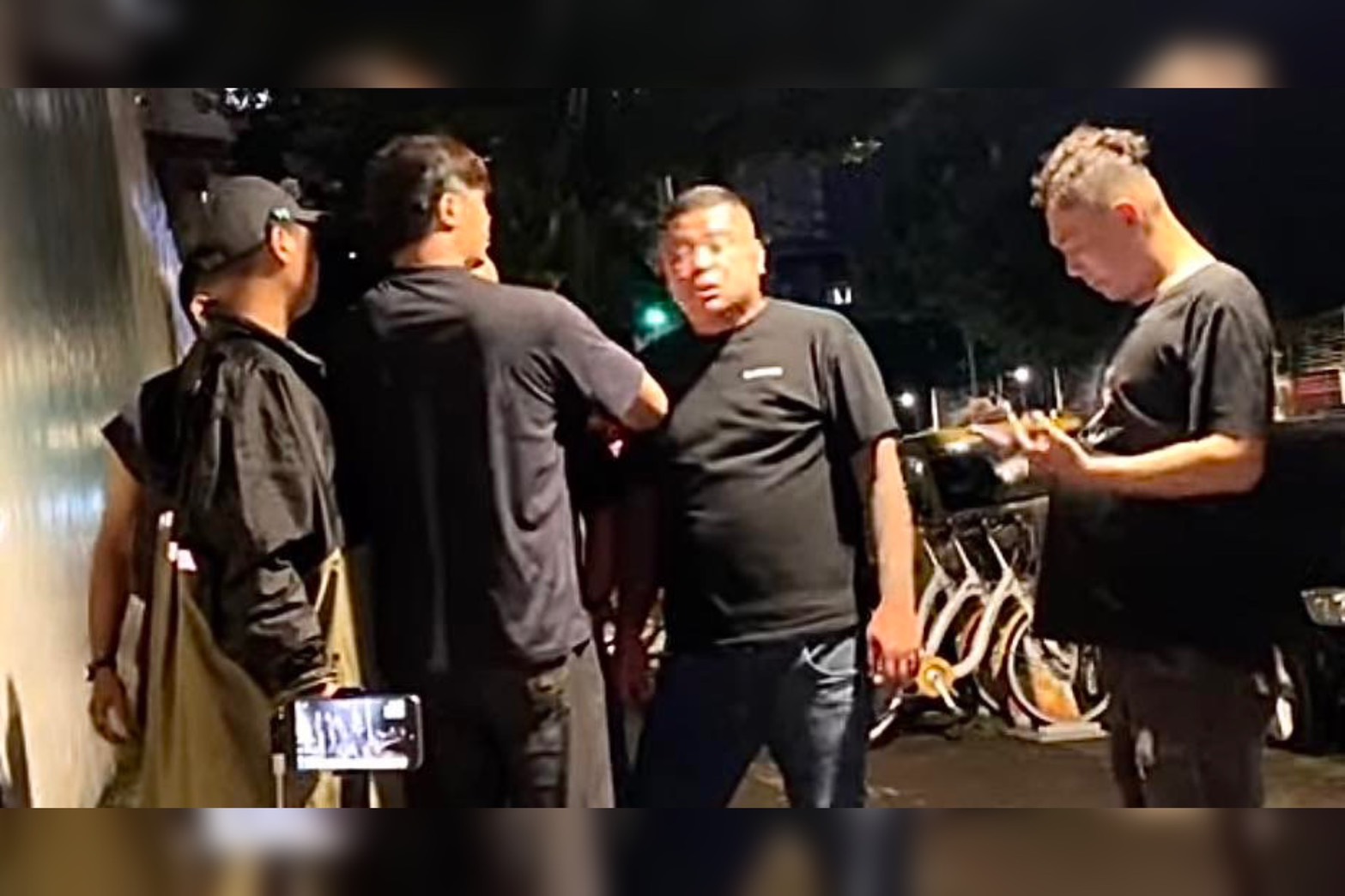 黑衣男嗆「柯文哲關到死」 後騎車自摔 民眾黨發聲了  
