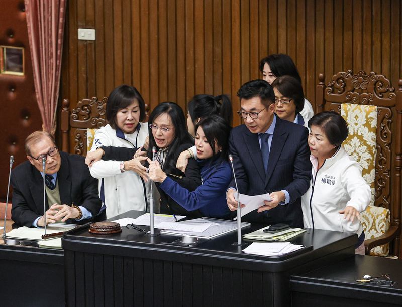 立法院審原民會組織法爆衝突，立委陳瑩（左３）衝上主席台。圖／中央社