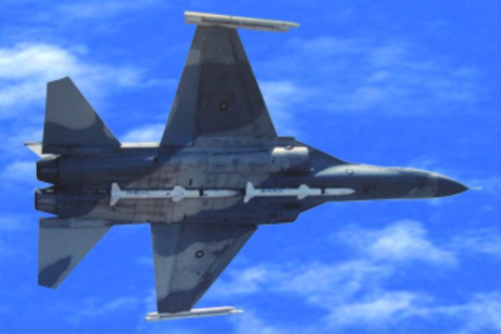 現役天劍二型飛彈,多採半埋式掛載於機腹中線設計。圖/取自中科院官網