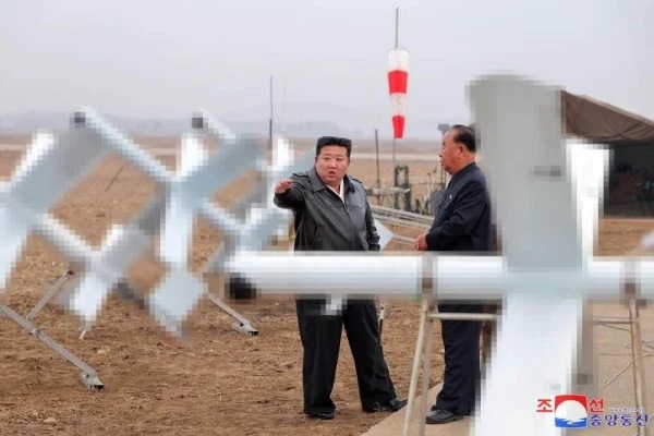 北韓官媒報導金正恩巡視無人機測試。圖/取自勞動新聞