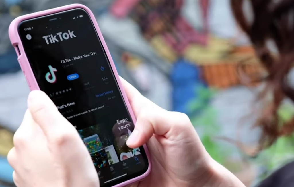 熱門影音平台TikTok在美國暫時停運後迅速恢復，但仍無法在應用程式商店下載。圖/翻攝自Straight Arrow News YouTube頻道