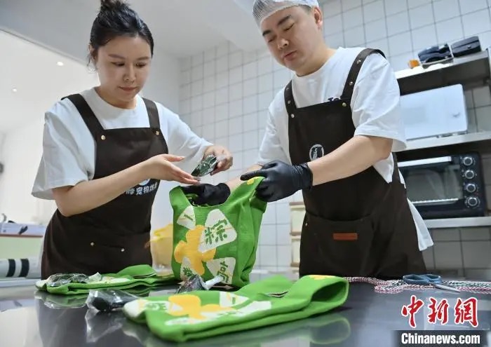 端午節臨近，一些寵物主人開始為愛寵預訂節日特製粽子。圖/取自中新網