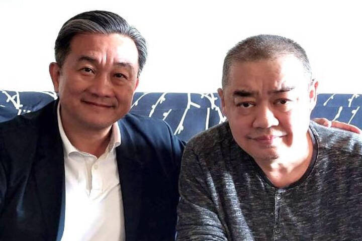 民進黨立委王定宇（左）探視摔傷的吾爾開希（右）。圖/取自王定宇《臉書》