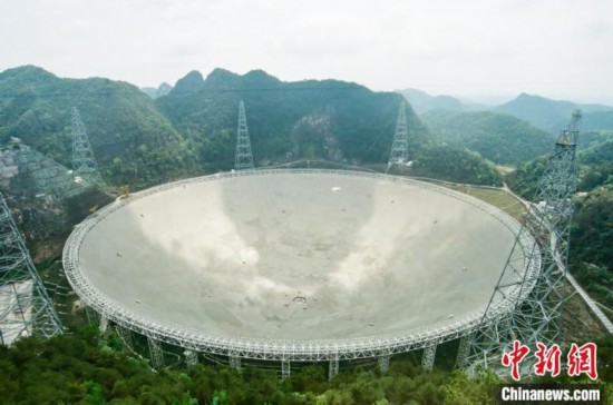 被譽為「中國天眼」的500公尺口徑球面射電望遠鏡(FAST),至今已發現近1300顆脈衝星。圖/取自中新網