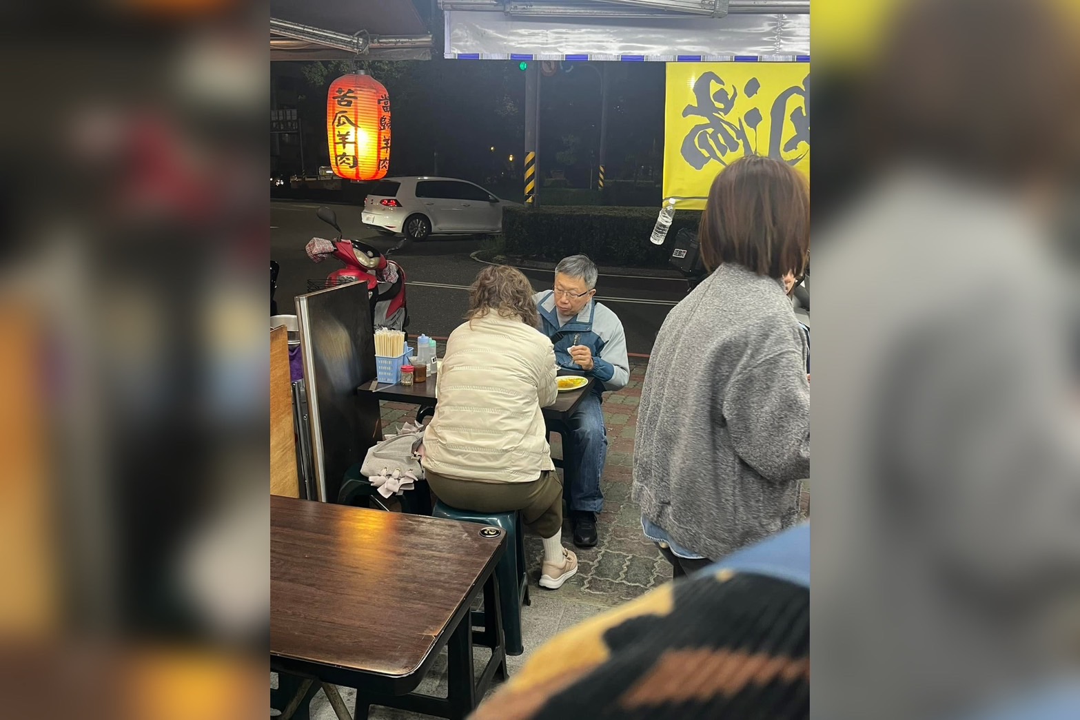 網友目擊神似前民眾黨主席柯文哲的男子在用餐。圖／取自爆費公社社團貼文