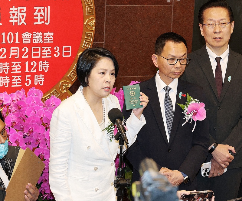陸配李貞秀（左）3日宣誓就職民眾黨不分區立委，但因國籍問題引發各界關注。她受訪時拿出機票、護照、文件等表示自己想放棄中國國籍但不被當地公安局受理，並強調她唯一效忠中華民國。圖/中央社