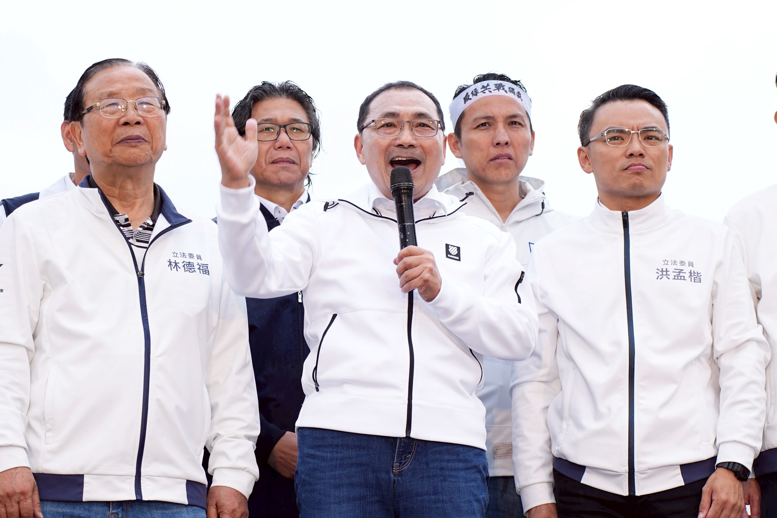 新北市長侯友宜（中）26日在凱道呼籲賴清德總統召開國是會議，解決所有問題。圖/記者陳思豪攝
