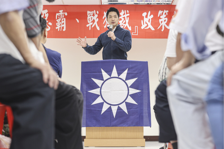 台北市長蔣萬安力挺國民黨立委賴士葆，批評民進黨搞大罷免是選輸就翻桌。圖／中央社