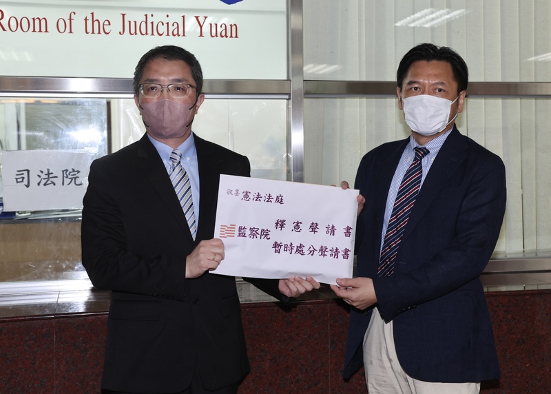 監察院1日由調查處處長楊昌憲（左）律師李元德（右）陪同，前往司法院遞交國會改革五法釋憲聲請書，創下四個憲政機關同時針對一事件提釋憲的紀錄。圖/中央社