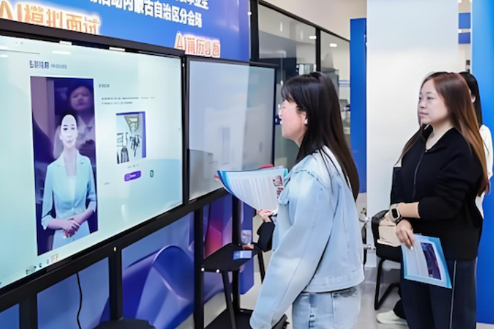 大陸青年失業率攀升，圖為大陸青年找工作。圖/取自中新網