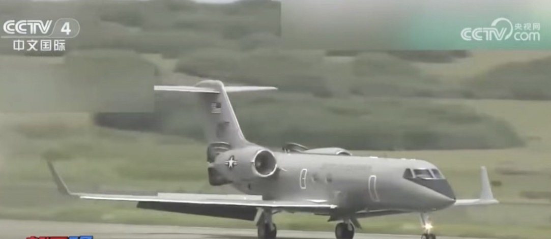 美國專機17日降落在日本與那國島。 圖/截自央視