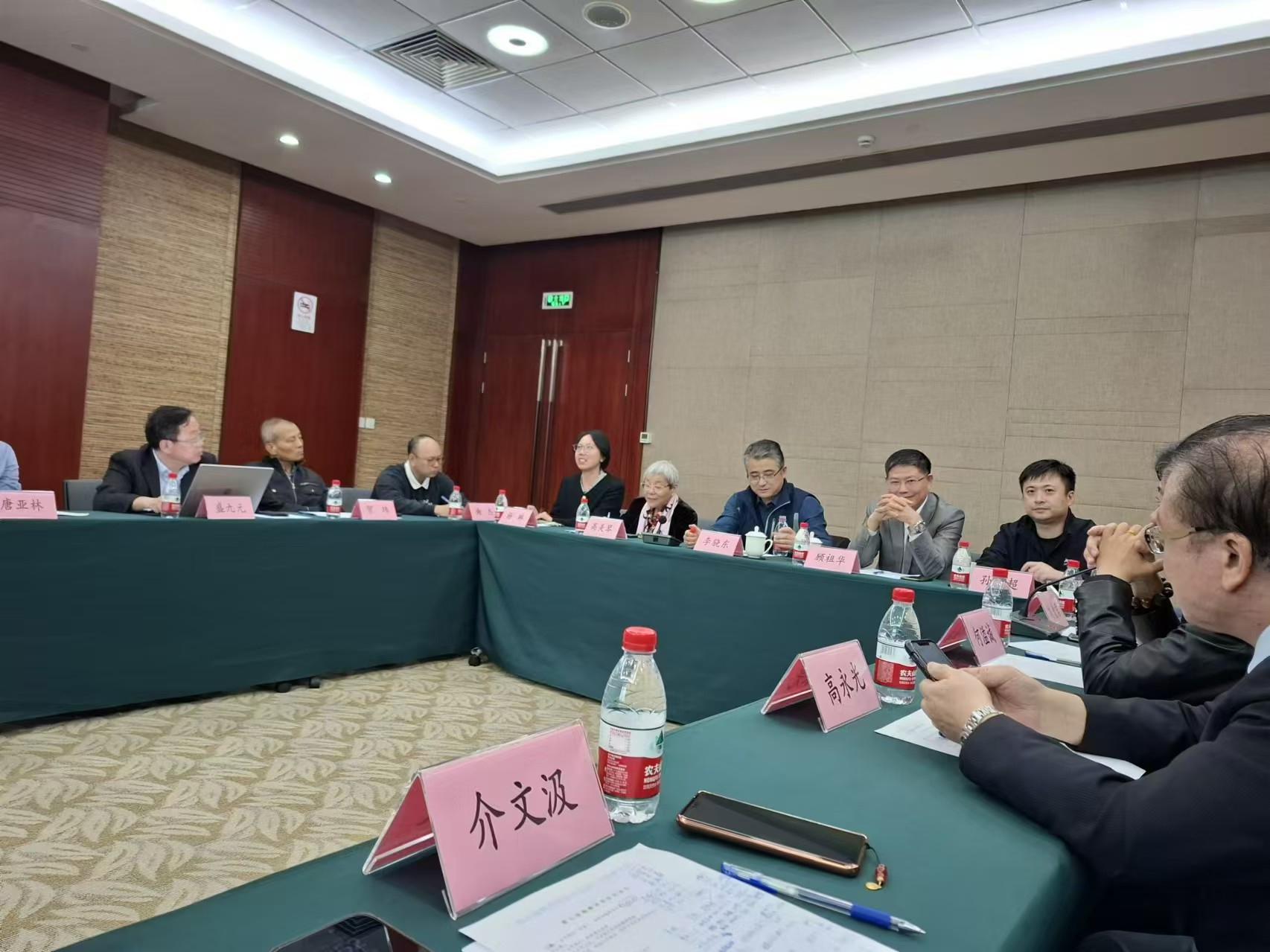 第五屆海峽兩岸民間論壇今（15日）在上海揭幕，上海社科院台灣研究中心主任盛九元（左一）提出，從社會連結建立兩岸命運共同體。圖／梅花新聞網攝