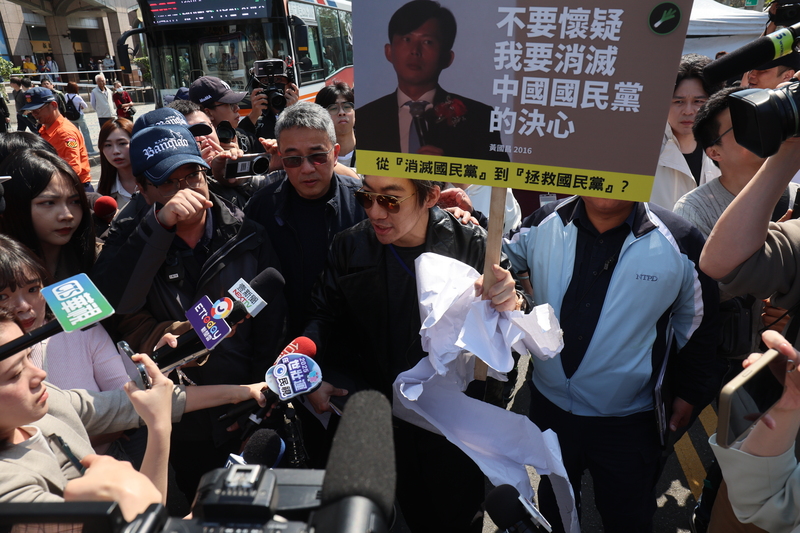 牙醫史書華到民眾黨的宣講活動中踢館，引起民眾黨支持者的不滿。圖／中央社