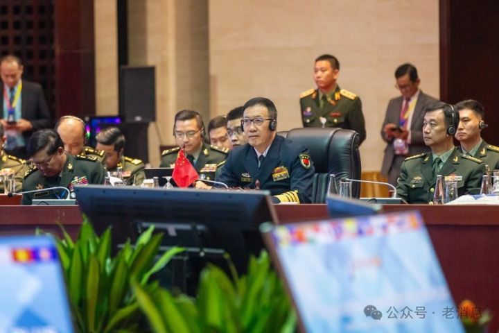 大陸國防部長董軍(中)出席在馬來西亞吉隆坡召開的第19屆東盟防長會。圖/取自老消息公眾號