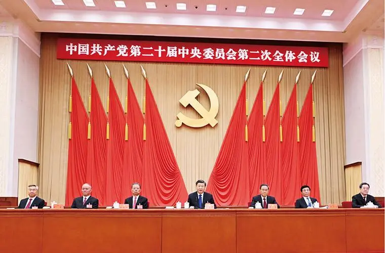 2023年2月26日至28日召開的中共二十屆二中全會，政治局常委習近平、李強、趙樂際、王滬寧、蔡奇、丁薛祥、李希等在主席臺上。圖／取自 新華社