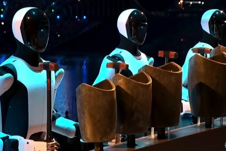 機器人敲擊戰國青銅樂器「銅句鑃」的畫面堪稱新舊時代融合，激起全場討論。圖/取自央視直播