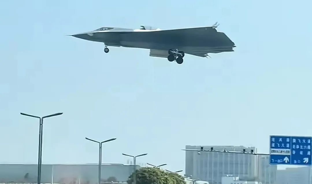 4月7日，有網友在成都拍到了大陸第六代戰機殲36戰機降落的高清大圖。圖/取自一席之談微信公眾號