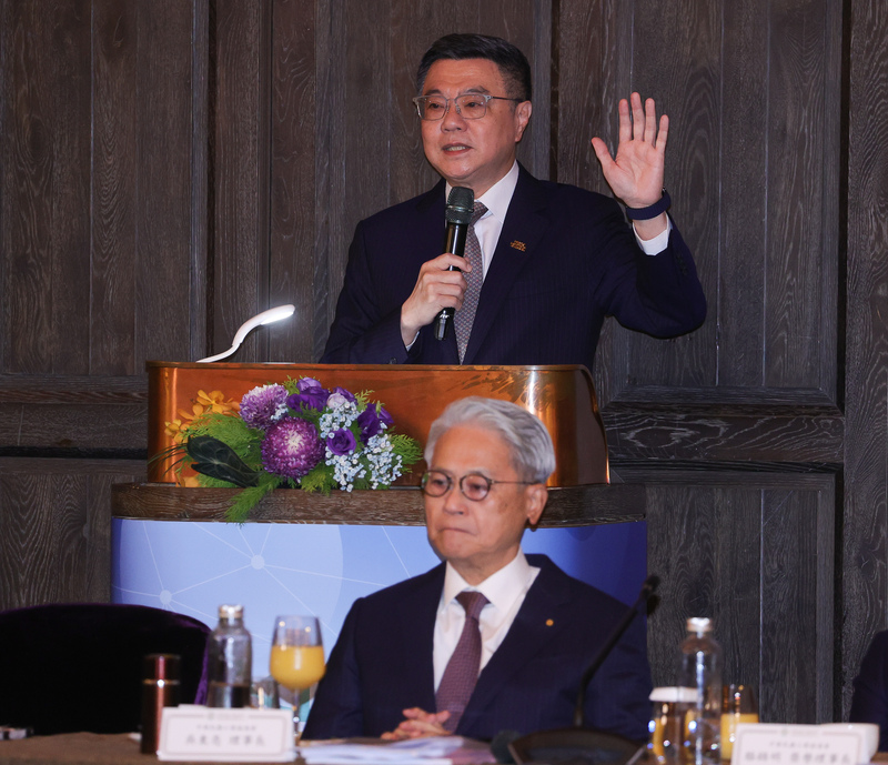 中華民國工商協進會工商早餐會26日在台北舉行，行政院長卓榮泰（後）出席致詞，就經濟發展等議題討論與溝通。前為工商協進會理事長吳東亮。圖／中央社