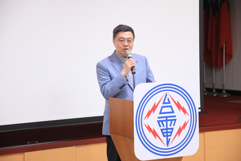 行政院長卓榮泰今天（8日）視察台中發電廠時指示，要求台電2034年完成以氣換煤，無煤供電；備用燃煤機組僅在國安天災需求啟用，2032年後會重新評估6部備用機組存廢。圖/中央社