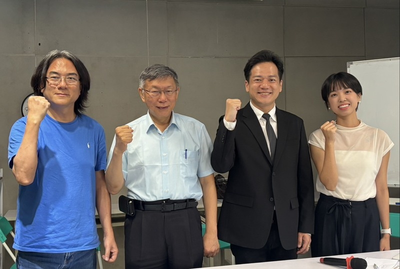 民眾黨創黨主席柯文哲（左二）力挺前新竹市副市長邱臣遠（右二）參選竹北市長。圖/中央社