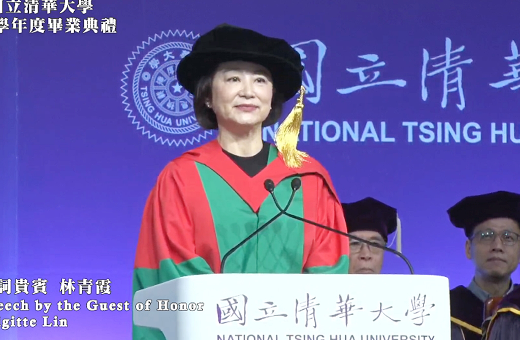 女神始祖林青霞15日現身新竹清華大學，為其畢典致詞。圖／翻攝自國立清華大學計通中心學科組 Youtube