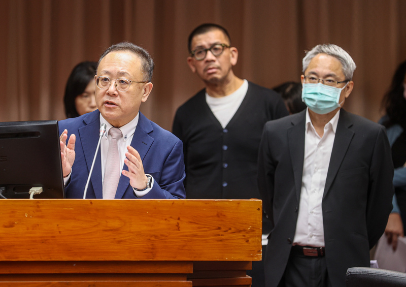 法院教育文化委員會27日邀請史哲（前左）列席報告業務概況並備質詢。圖/中央社
