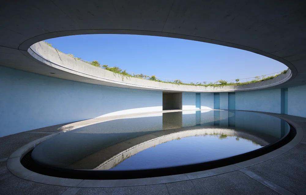 位於日本香川縣的直島「Benesse House」（貝尼斯之家），結合了美術館和酒店的綜合性建築，1992年建成，不僅是現代藝術作品的展示場，還提供住宿設施。其客房圍繞著中央的水池建造，水面平靜如鏡，反映出天空的景象，被安藤忠雄稱為「水之雕塑」。圖／取自微博