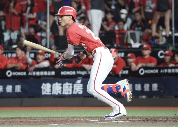 台灣大賽第6戰,味全龍隊打者張政禹(圖)3局下敲出左外野方向一壘安打帶打點,助隊率先搶下1分。圖/中央社