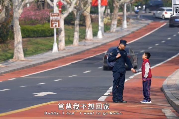 父親要小灣「別耍賴」，家人都在家裡等著，被指隱喻要台灣盡快回歸。圖/取自中國軍號