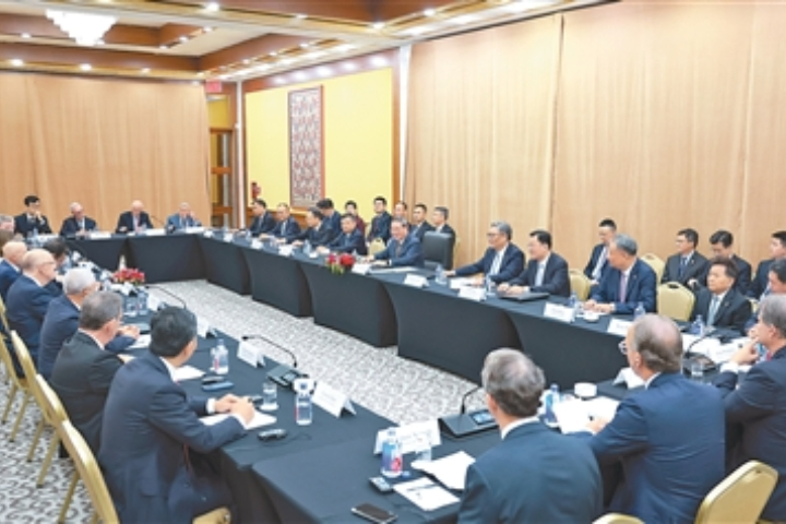 美企向李強表明，將持續擴大在陸投資，並成為中美關係中的橋樑。圖/取自新華社