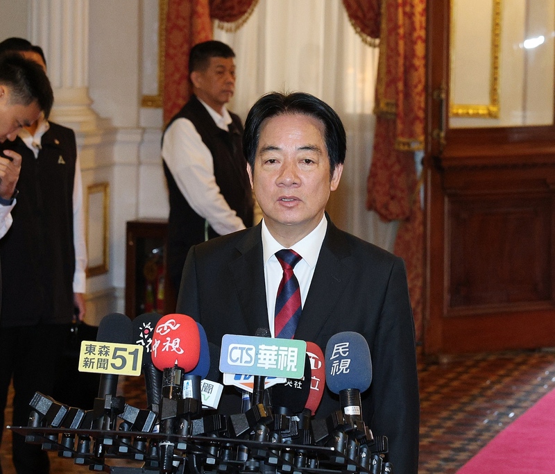 總統賴清德10日在台北賓館出席「第20屆亞洲民主人權獎頒獎典禮」,會前回應媒體詢問韓國電子入境卡顯示中國台灣議題,表示希望韓國也能夠尊重台灣人民的意志。圖/中央社